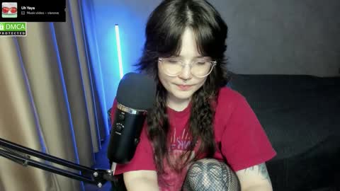 Snapshot of hell_hotline chatting on October 27, 2025, 8:02 pm Red online show from October 27, 2025, 8:02 pm