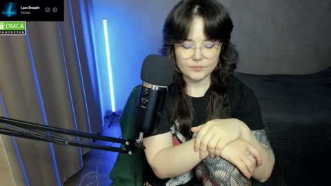 Snapshot of hell_hotline chatting on November 7, 2025, 7:03 pm Red online show from November 7, 2025, 7:03 pm