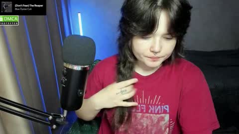 Snapshot of hell_hotline chatting on November 9, 2025, 6:39 pm Red online show from November 9, 2025, 6:39 pm