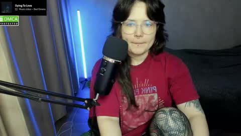 Snapshot of hell_hotline chatting on November 10, 2025, 6:18 pm Red online show from November 10, 2025, 6:18 pm