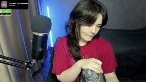 Snapshot of hell_hotline chatting on November 12, 2025, 5:35 pm Red online show from November 12, 2025, 5:35 pm