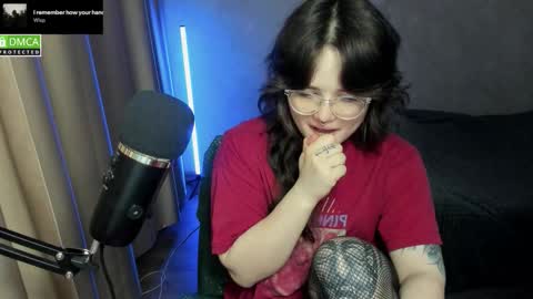 Snapshot of hell_hotline chatting on November 14, 2025, 5:44 pm Red online show from November 14, 2025, 5:44 pm