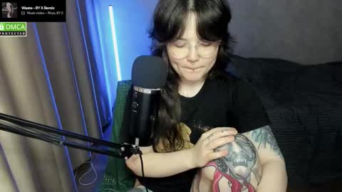 Snapshot of hell_hotline chatting on November 17, 2025, 6:14 pm Red online show from November 17, 2025, 6:14 pm