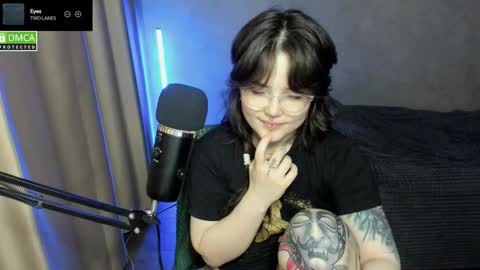 Snapshot of hell_hotline chatting on November 18, 2025, 6:01 pm Red online show from November 18, 2025, 6:01 pm