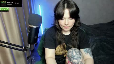 Snapshot of hell_hotline chatting on November 26, 2025, 6:42 pm Red online show from November 26, 2025, 6:42 pm