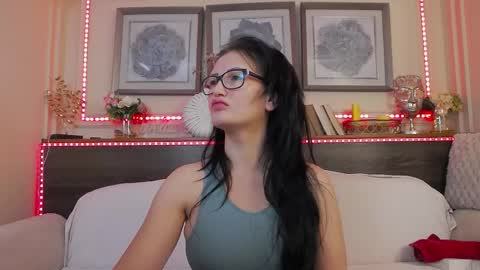 Snapshot of hellendesire chatting on February 21, 2025, 4:18 am online show from February 21, 2025, 4:18 am