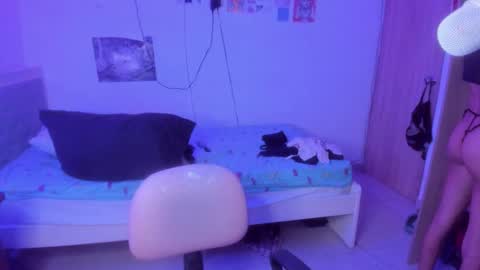 Snapshot of helloskinnygirls chatting on January 6, 2026, 9:39 pm Raven and Momo online show from January 6, 2026, 9:39 pm
