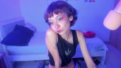 Snapshot of helloskinnygirls chatting on February 2, 2026, 3:27 am Raven and Momo online show from February 2, 2026, 3:27 am