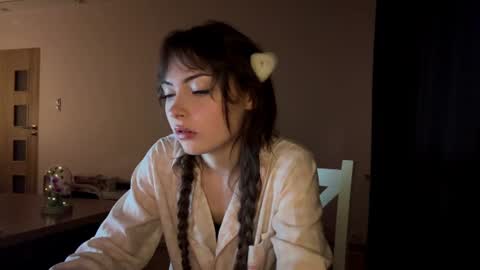 Snapshot of hellyluxury chatting on June 19, 2026, 7:28 pm hellyluxury online show from June 19, 2026, 7:28 pm