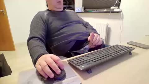 henrikrp1971 online show from December 15, 2024, 9:09 pm