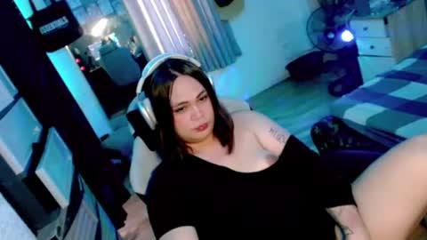 hermaphrodite199x online show from May 4, 2026, 11:45 pm