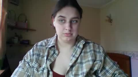 hess_luna_ online show from November 12, 2025, 10:04 am