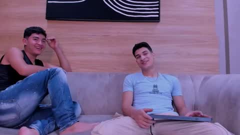 heteros men online show from December 22, 2025, 2:25 pm