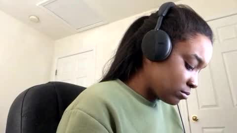 heyyou301990 online show from December 1, 2025, 6:46 pm