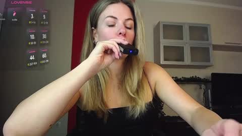 Snapshot of hi_bye_ chatting on April 7, 2026, 9:32 am Lina online show from April 7, 2026, 9:32 am