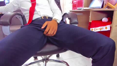 Snapshot of hiddenoffice chatting on December 19, 2024, 2:35 pm George online show from December 19, 2024, 2:35 pm