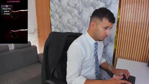 Snapshot of hiddenoffice chatting on November 11, 2025, 4:18 pm George online show from November 11, 2025, 4:18 pm