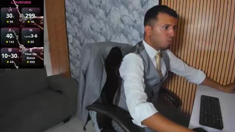 Snapshot of hiddenoffice chatting on November 18, 2025, 9:41 pm George online show from November 18, 2025, 9:41 pm