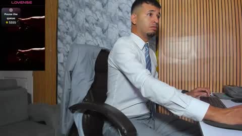 Snapshot of hiddenoffice chatting on December 1, 2025, 9:36 am George online show from December 1, 2025, 9:36 am