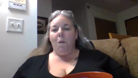Snapshot of hippysnewhere chatting on June 3, 2026, 8:39 am hippysnewhere online show from June 3, 2026, 8:39 am