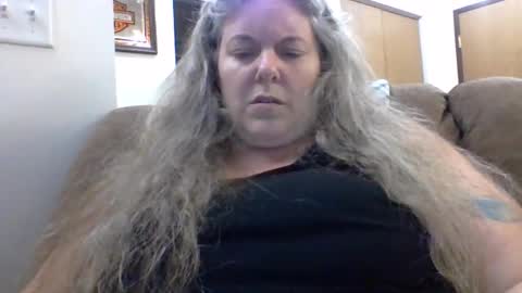 Snapshot of hippysnewhere chatting on June 5, 2026, 3:35 am hippysnewhere online show from June 5, 2026, 3:35 am