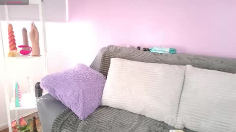 hiyakasudere_ online show from December 4, 2025, 6:49 pm