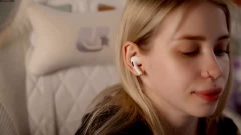 Holly online show from March 18, 2026, 7:28 pm