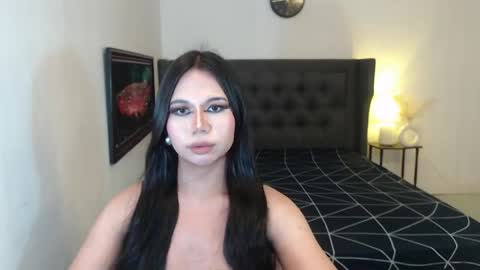 hoe_freesia online show from May 5, 2026, 6:05 pm