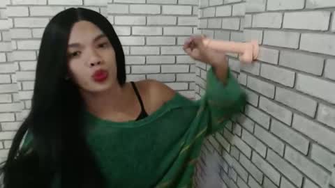 Snapshot of hoelyguine chatting on January 5, 2026, 6:00 pm Guinevere3 online show from January 5, 2026, 6:00 pm