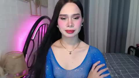 hoelymolly online show from June 11, 2026, 7:01 pm