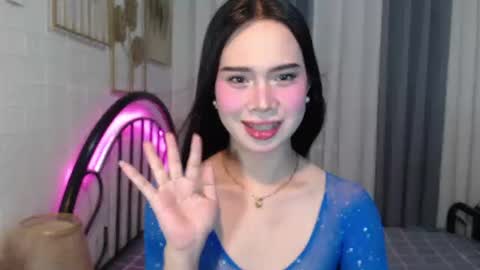 hoelymolly online show from June 15, 2026, 6:21 pm