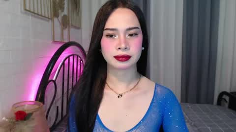 hoelymolly online show from June 20, 2026, 6:22 pm