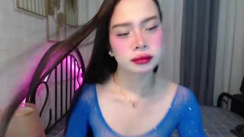 hoelymolly online show from June 28, 2026, 6:25 pm
