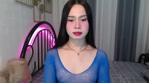 hoelymolly online show from July 2, 2026, 6:58 pm