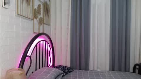 hoelymolly online show from July 4, 2026, 2:18 am