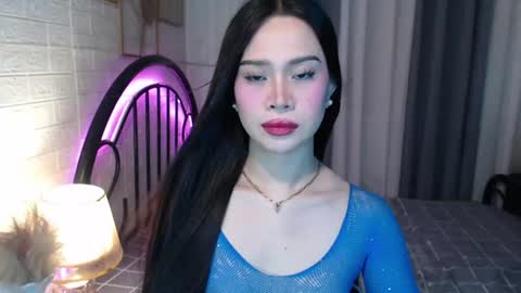 hoelymolly online show from July 7, 2026, 7:18 pm