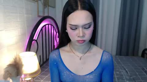 hoelymolly online show from July 13, 2026, 9:50 pm