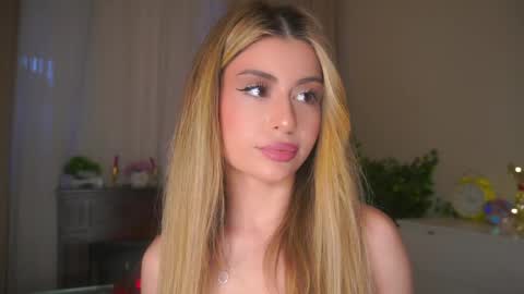 Snapshot of holayoula chatting on April 24, 2026, 9:34 am Moni Monica online show from April 24, 2026, 9:34 am