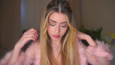 Snapshot of holayoula chatting on April 27, 2026, 8:01 am Moni Monica online show from April 27, 2026, 8:01 am