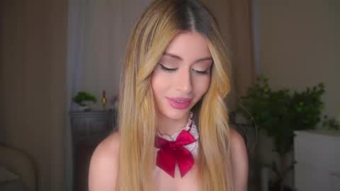 Snapshot of holayoula chatting on May 1, 2026, 8:08 am Moni Monica online show from May 1, 2026, 8:08 am