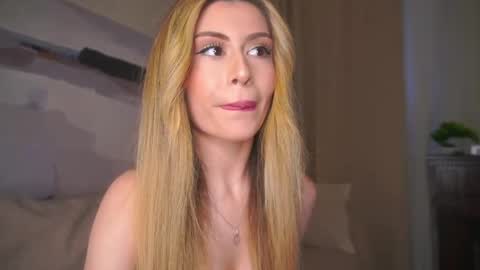 Snapshot of holayoula chatting on May 15, 2026, 8:10 am Moni Monica online show from May 15, 2026, 8:10 am
