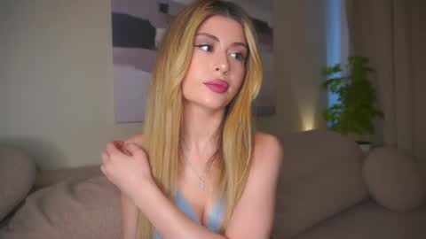 Snapshot of holayoula chatting on May 20, 2026, 8:09 am Moni Monica online show from May 20, 2026, 8:09 am