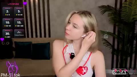 Snapshot of holl1would chatting on July 10, 2026, 7:27 pm My social media links subscribe to support me online show from July 10, 2026, 7:27 pm