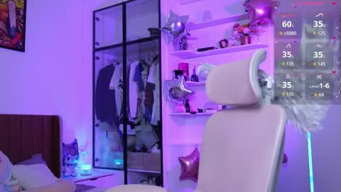 Snapshot of holliwould_ chatting on May 27, 2026, 12:24 pm Holli online show from May 27, 2026, 12:24 pm