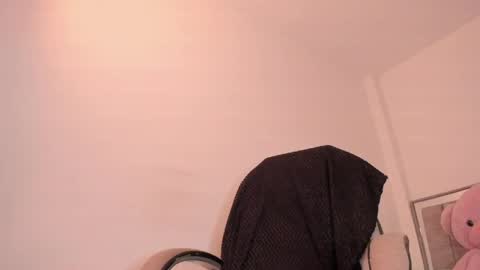 Snapshot of holly_16 chatting on May 9, 2026, 10:48 pm holly_16 online show from May 9, 2026, 10:48 pm