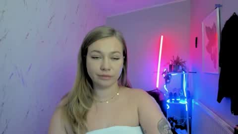 Holly online show from November 19, 2025, 7:58 pm