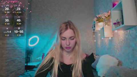 holly_molly8 online show from November 13, 2025, 8:52 pm