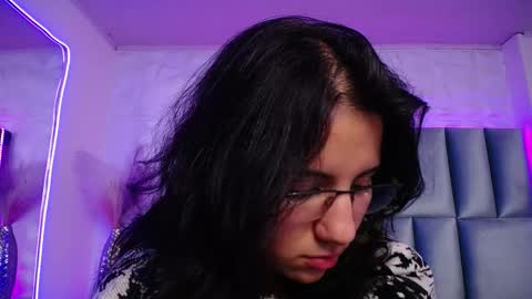 hollypeach_ online show from December 19, 2025, 8:32 am