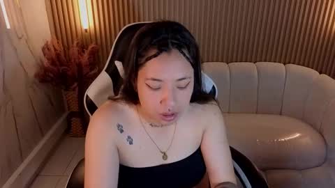 Holly  online show from November 1, 2025, 12:51 pm