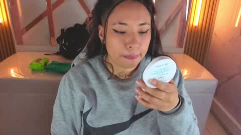 Holly  online show from November 10, 2025, 12:48 pm